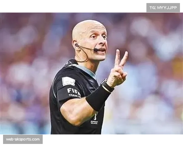 中场休息时，现场大屏幕播放致敬即将退役的波兰裁判马齐尼亚克的短片